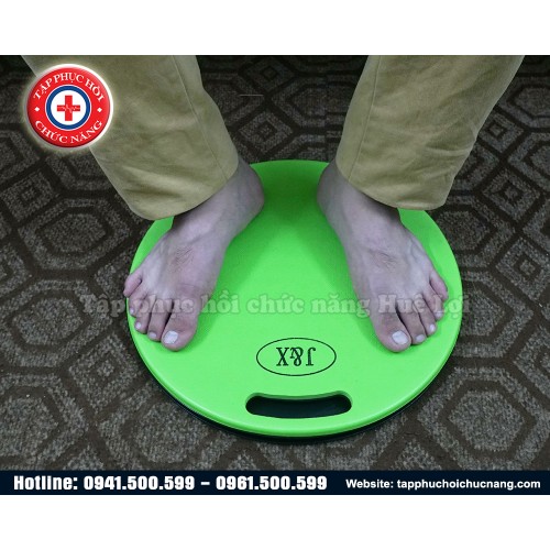 Bàn xoay chân giúp dịch chuyển bệnh nhân tai biến